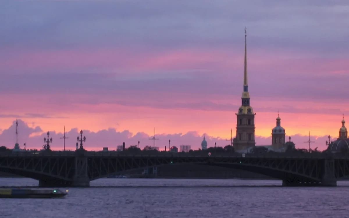 Закат над Невой и Петропавловской крепостью
