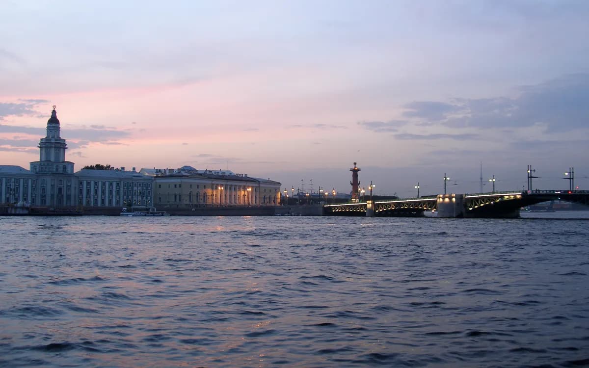 Нева и Дворцовый мост в сумерках, Санкт-Петербург